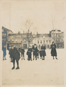 879309 Afbeelding van schaatsende en toekijkende kinderen op het besneeuwde en bevroren Vredenburg te Utrecht, met op ...